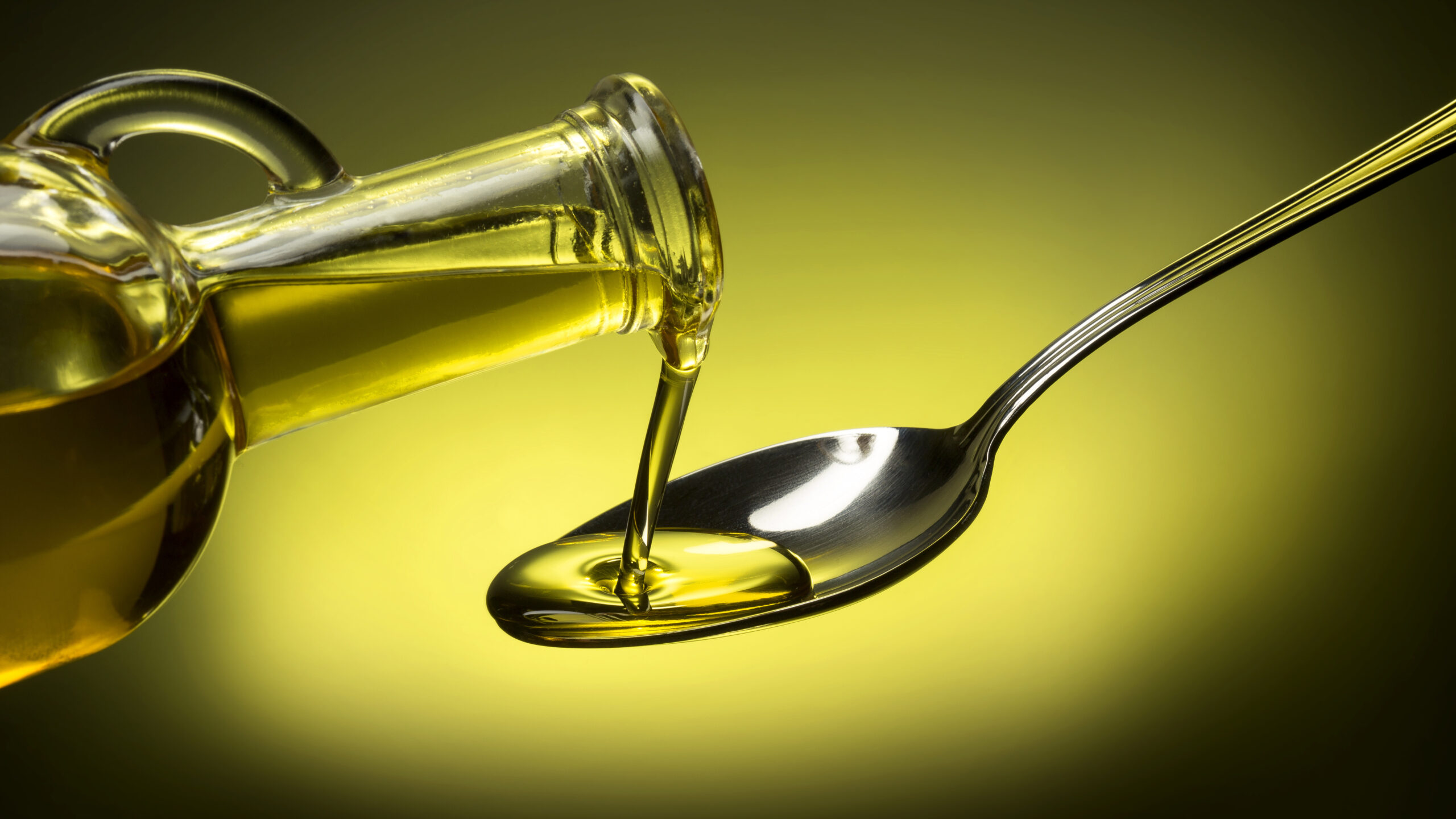 Bere un cucchiaio di olio di oliva la sera o al mattino fa bene alla salute